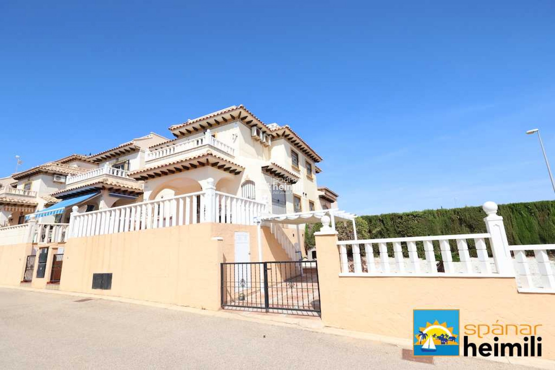 Herverkoop - Geschakelde woning -
Cabo Roig