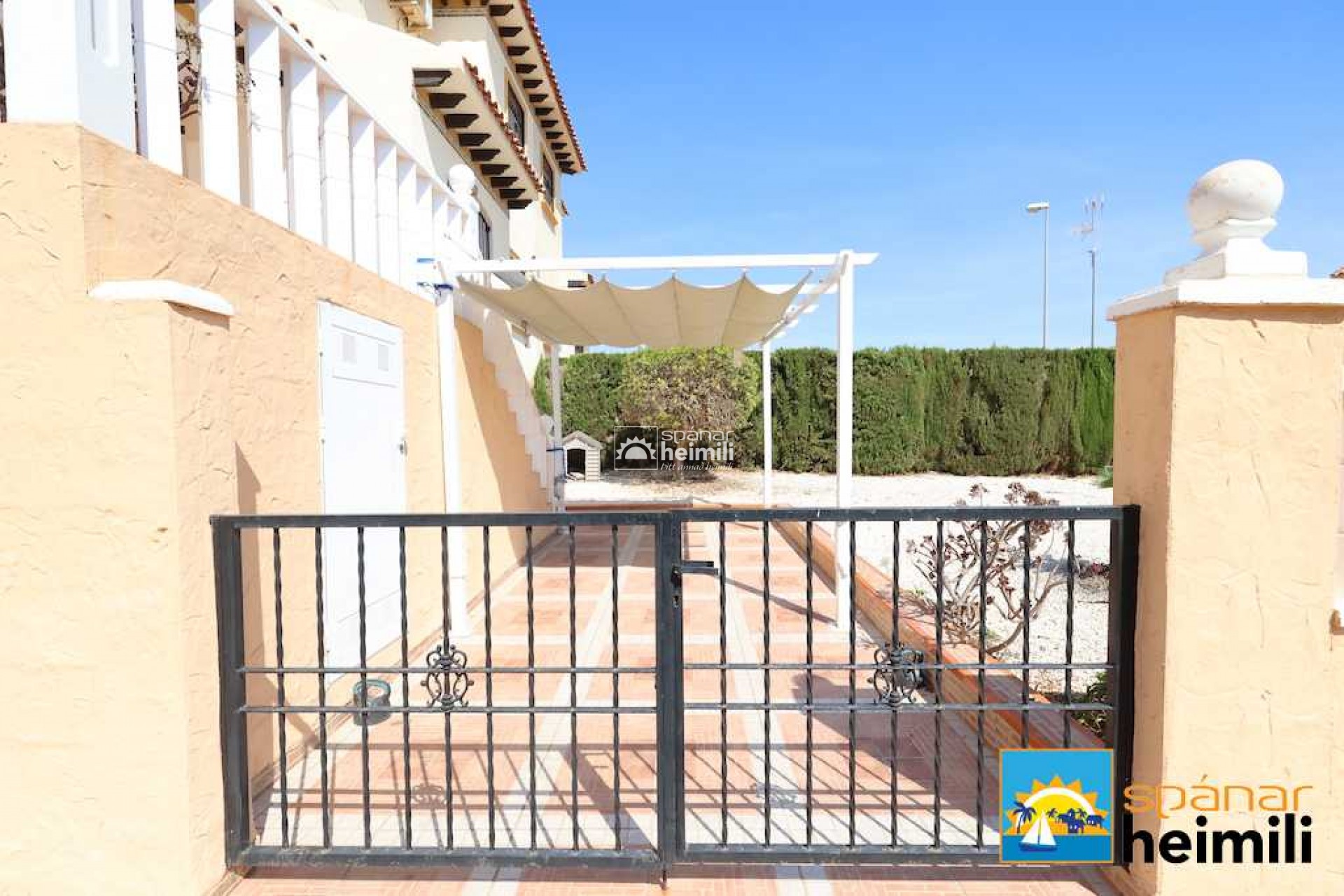 Herverkoop - Geschakelde woning -
Cabo Roig