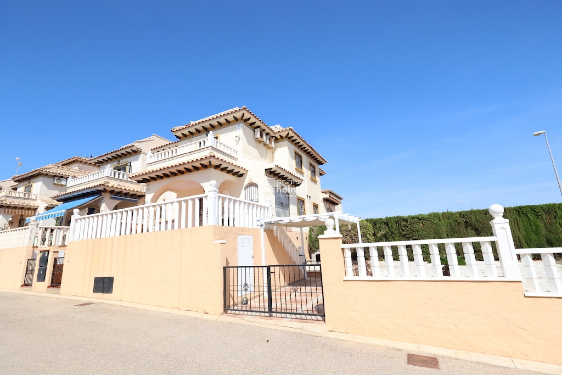 Herverkoop - Geschakelde woning -
Cabo Roig