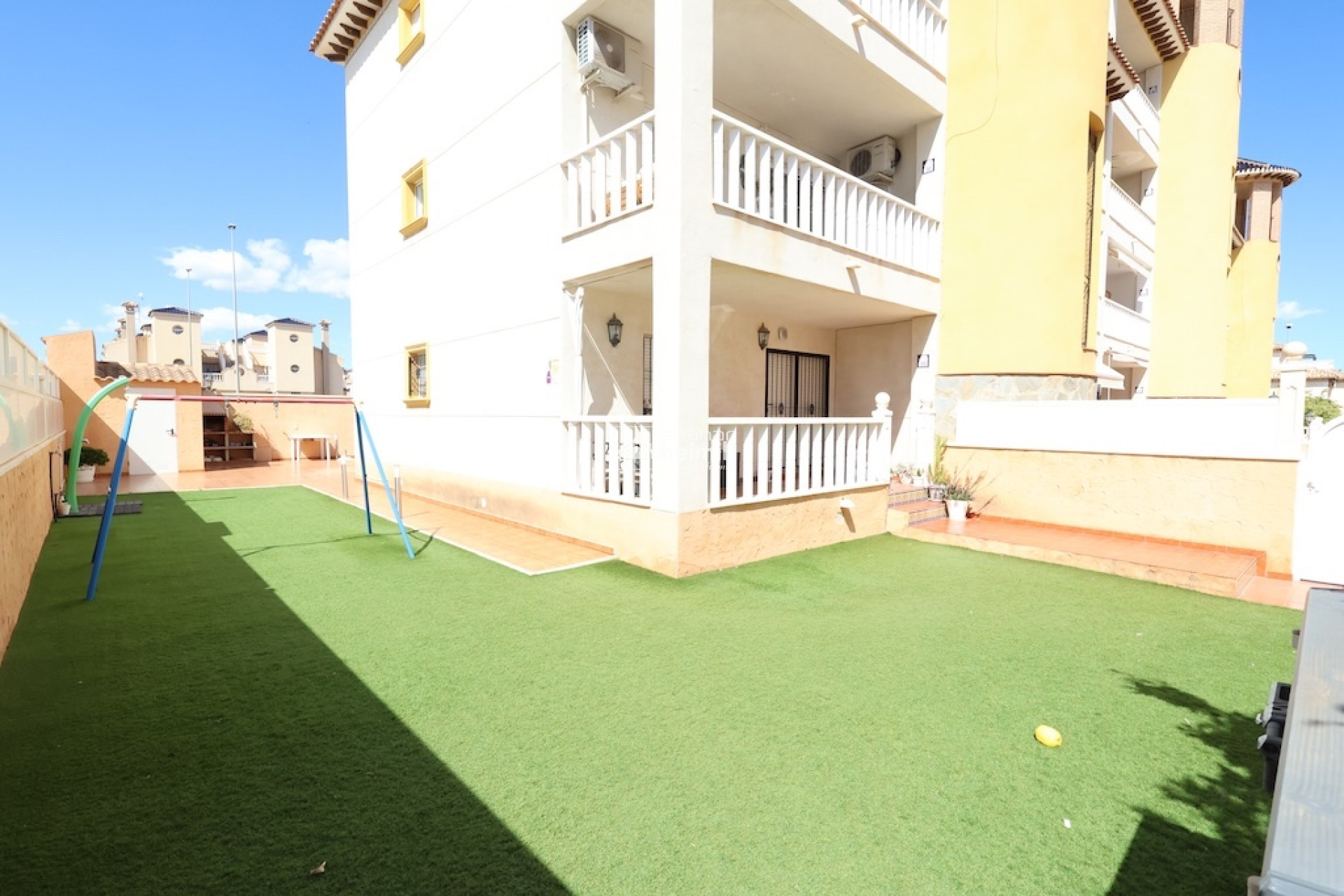 Resale - Bungalow -
Cabo Roig