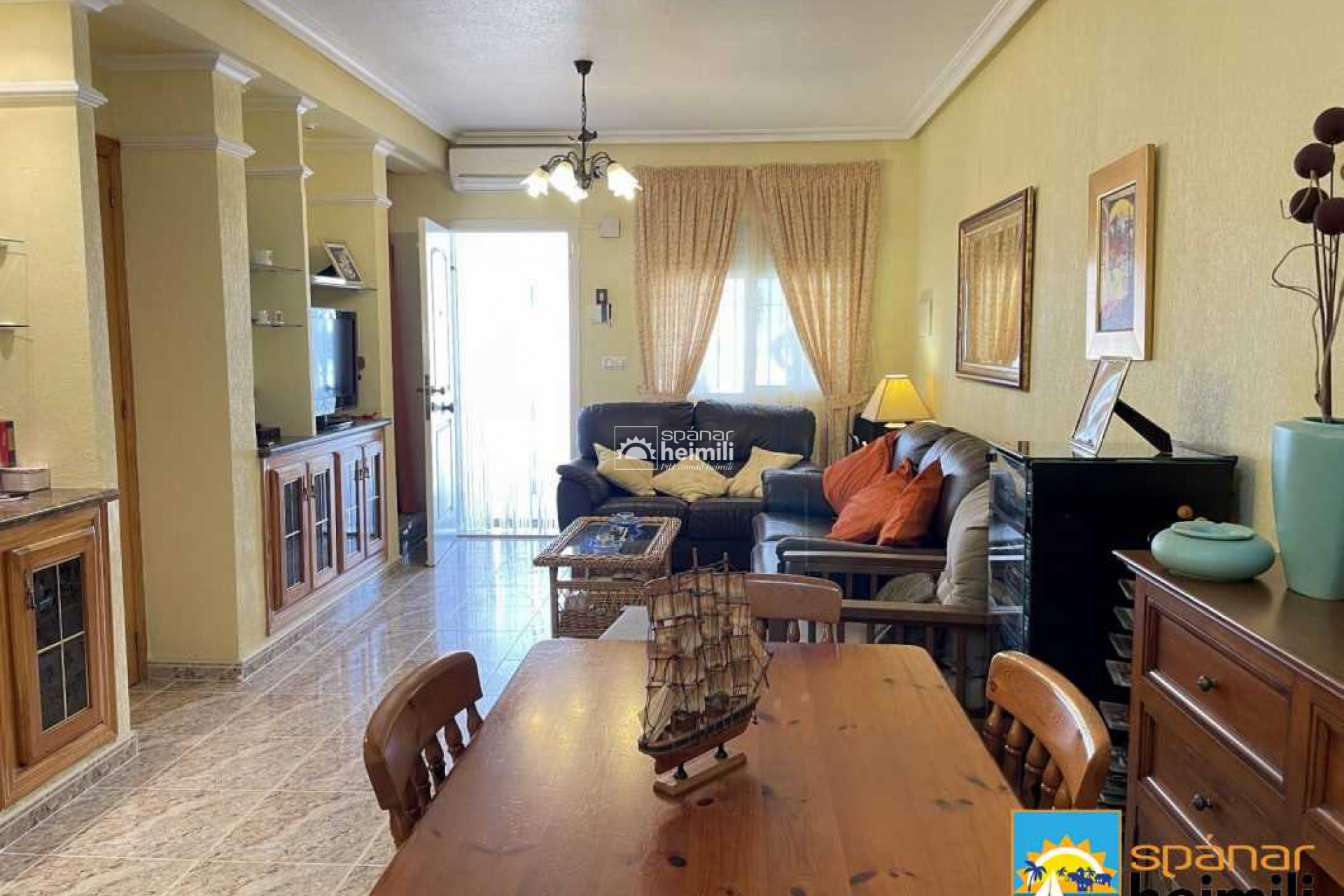 Resale - Townhouse -
Villamartin