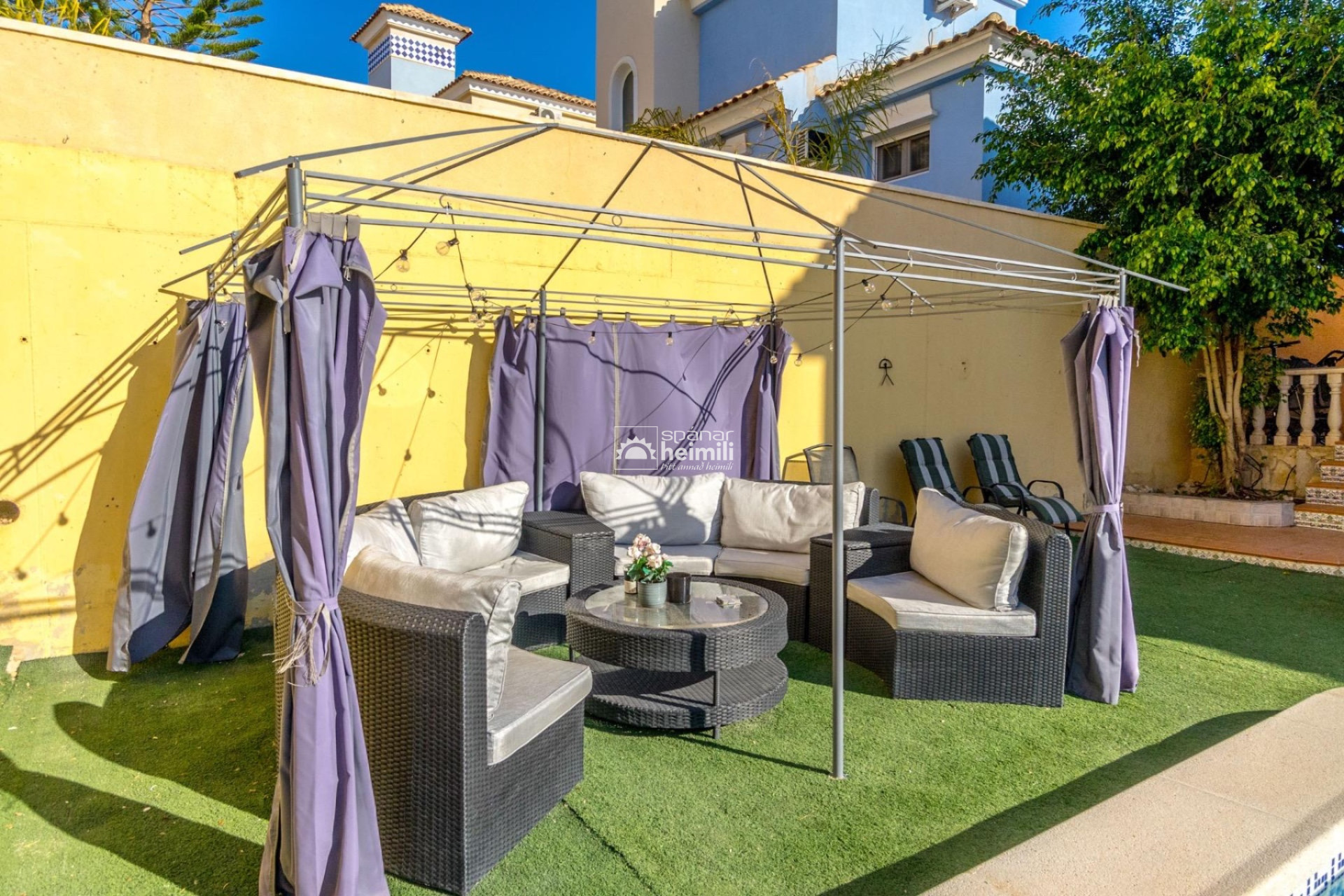 Resale - Townhouse -
Villamartin