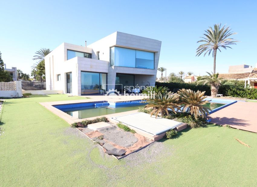 Resale - Villa -
Cabo Roig