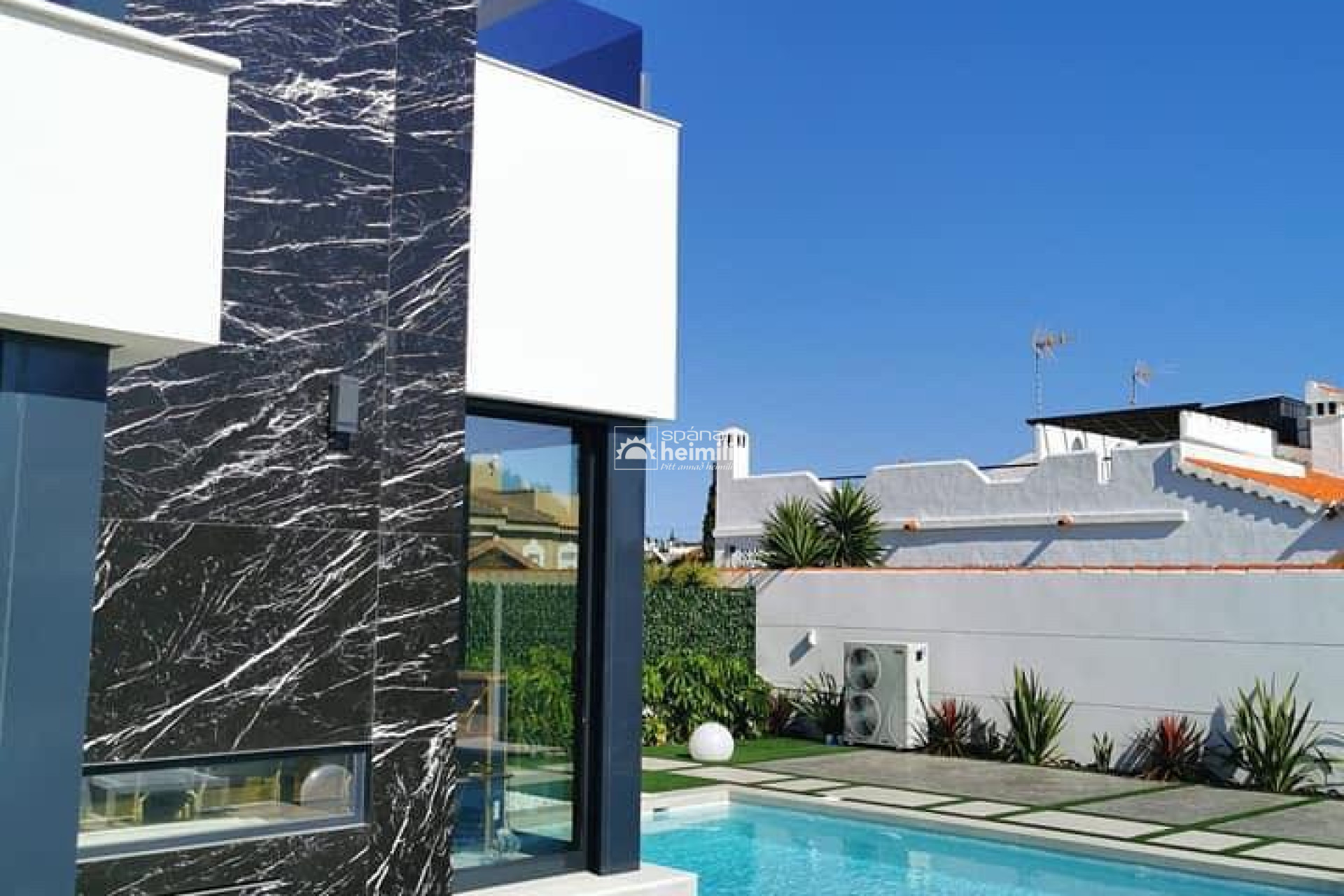 Resale - Villa -
Torrevieja