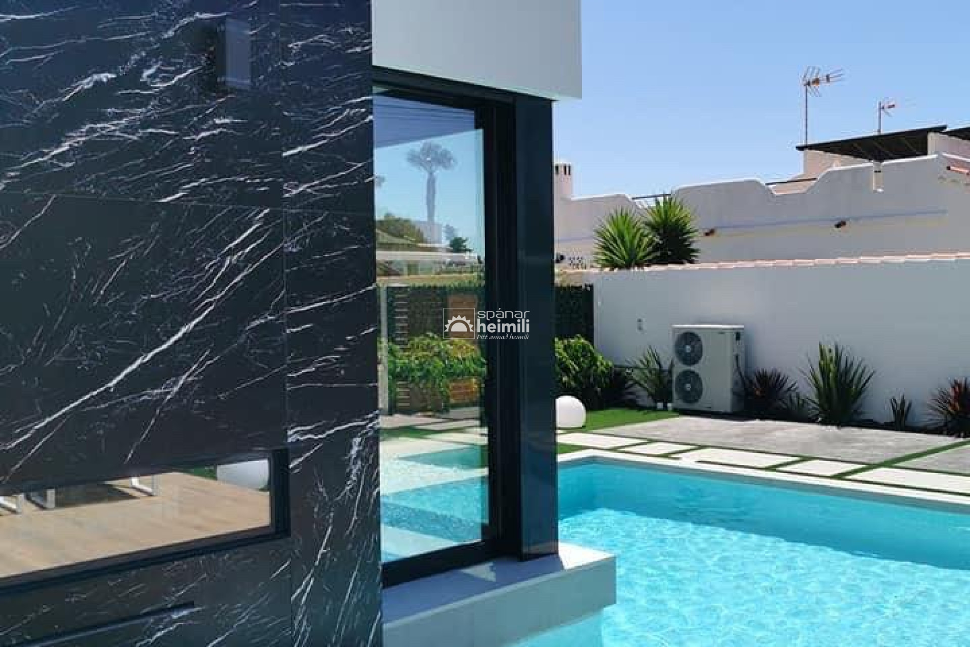 Resale - Villa -
Torrevieja