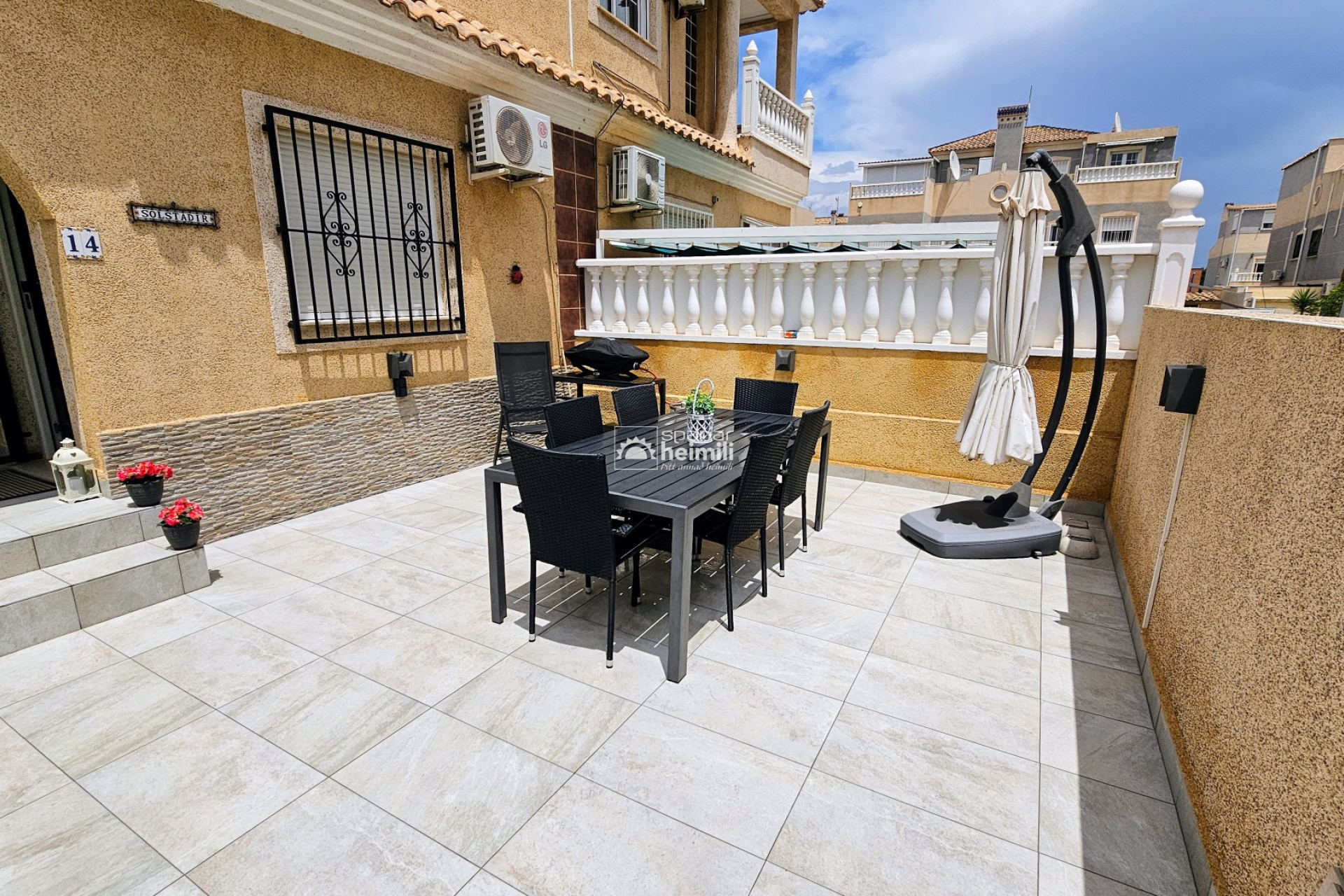 Videresalg - Halvåbent hus -
Playa flamenca