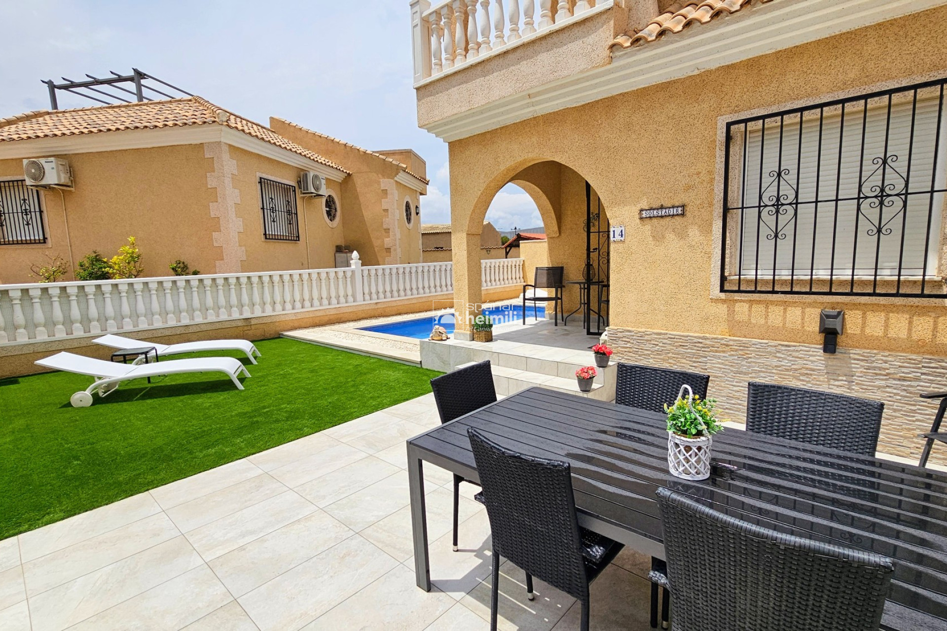 Videresalg - Halvåbent hus -
Playa flamenca