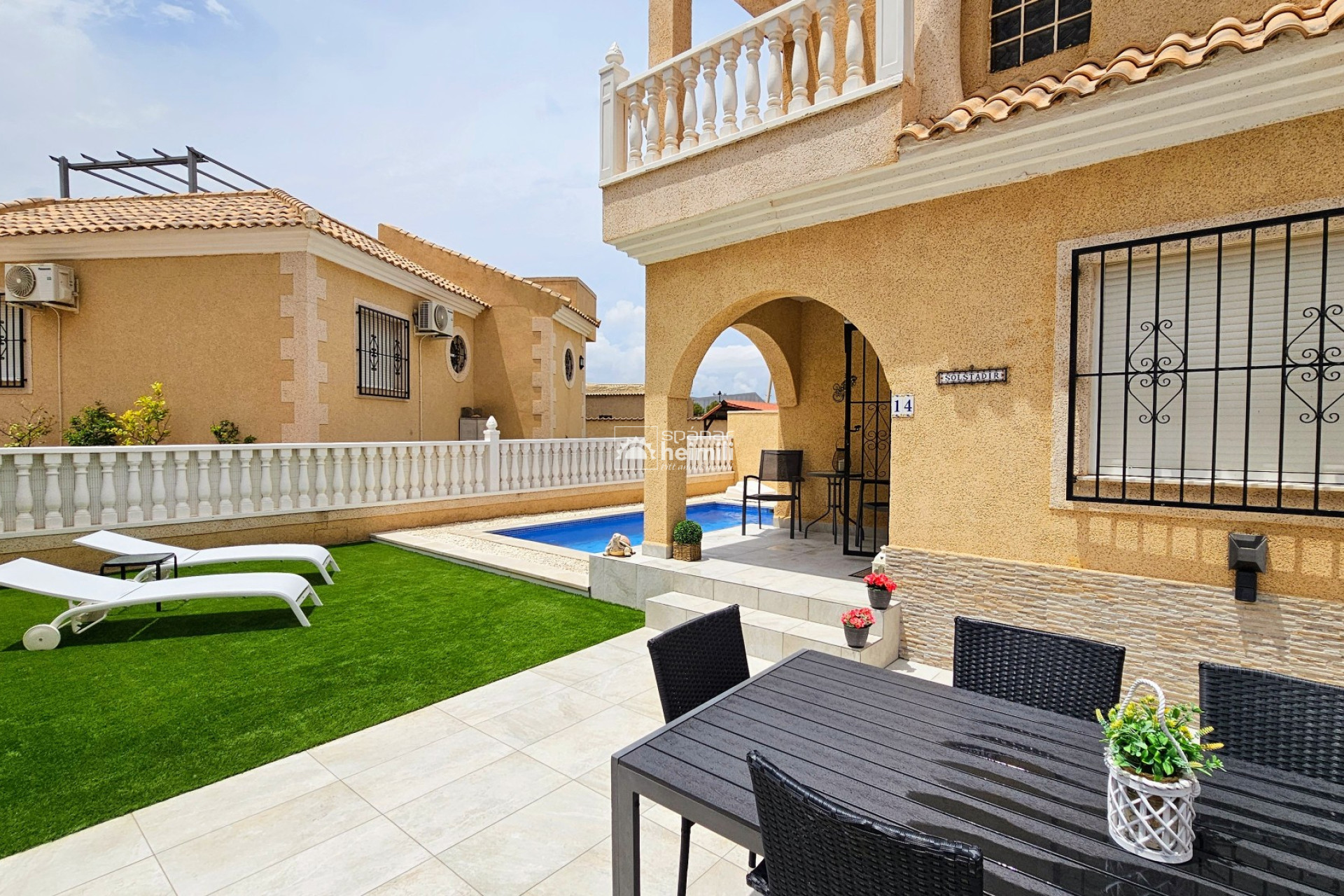 Videresalg - Halvåbent hus -
Playa flamenca