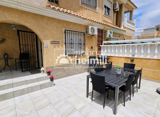 Videresalg - Halvåbent hus -
Playa flamenca