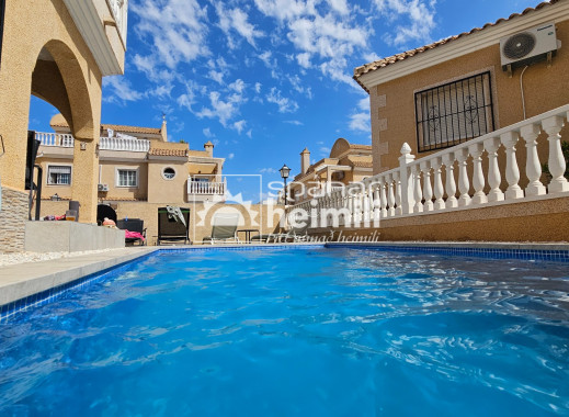 Videresalg - Halvåbent hus -
Playa flamenca