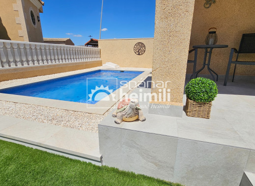 Videresalg - Halvåbent hus -
Playa flamenca